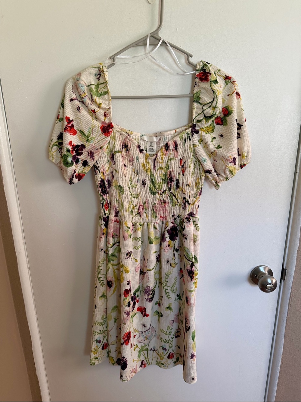 Floral lightweight women's top with smocked texture